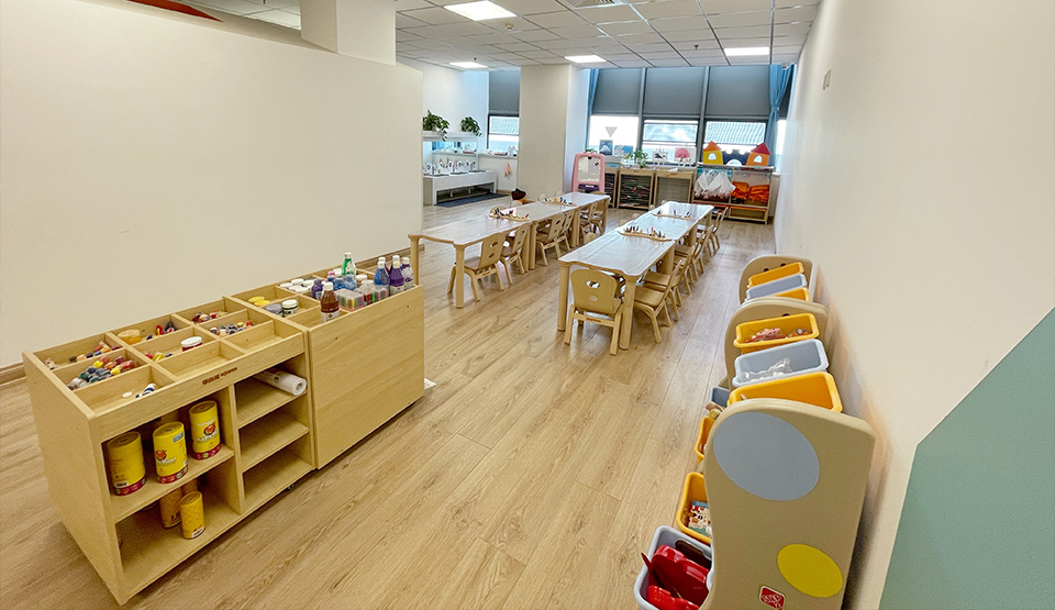 美劳室中材料丰富，展示了各种幼儿作品。幼儿在其中进行各种美劳活动，迸发艺术的灵感。