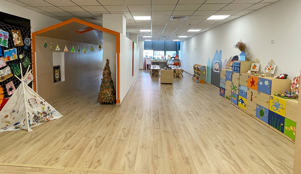 美劳室中材料丰富，展示了各种幼儿作品。幼儿在其中进行各种美劳活动，迸发艺术的灵感。